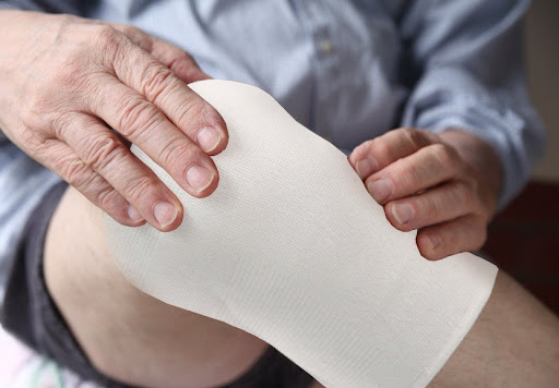 cần dịch vụ thay băng rửa vết thương tại nhà