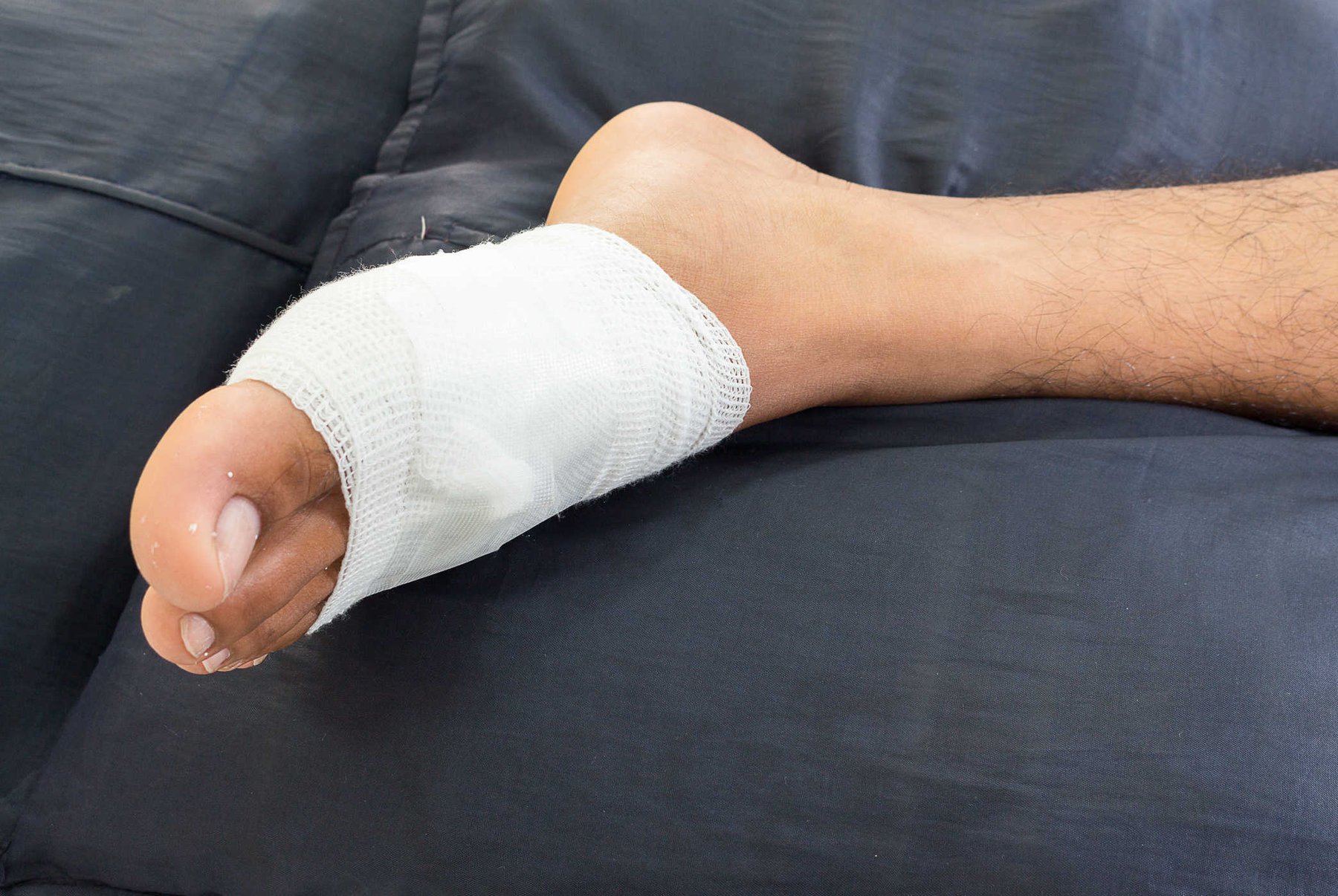 thực hiện thay băng vết mổ của Bộ y tế