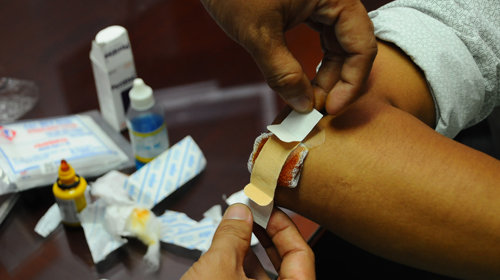 Thay băng vết thương tại nhà (1)