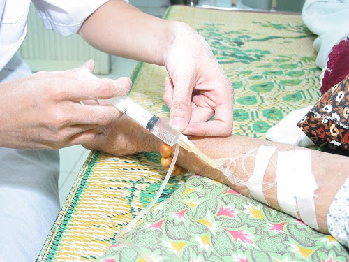 Vậy người bệnh có tự truyền nước biển tại nhà không