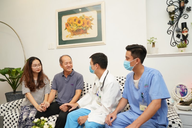 bác sĩ khám tại nhà cho cụ